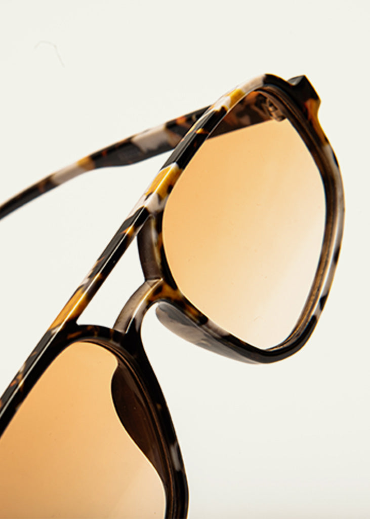 sybaria; sybaria sunglasses; MOSCOVA sunglasses (PYTHON & AMBER); Aviator; luxury Aviator; premium unisex eyewear; ultralight polycarbonate eyewear; Amber Gradient UV400 lenses; high fashion eyewear; chromotherapy eyewear;