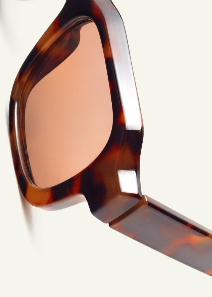 sybaria; sybaria sunglasses; VERSILIA sunglasses (HAVANA & MOCHA); Wayfarer; luxury Wayfarer; premium unisex eyewear; ultra-lightweight polycarbonate eyewear; mocha UV400 lenses; high fashion eyewear; chromotherapy eyewear;